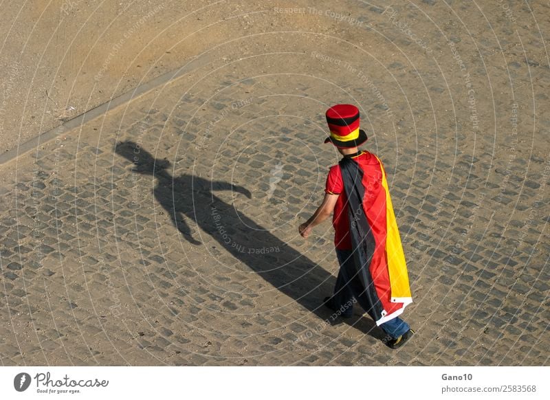 Flaggenmann und sein Schatten Sport gehen stehen authentisch mehrfarbig Stolz Freizeit & Hobby Freude Fussball