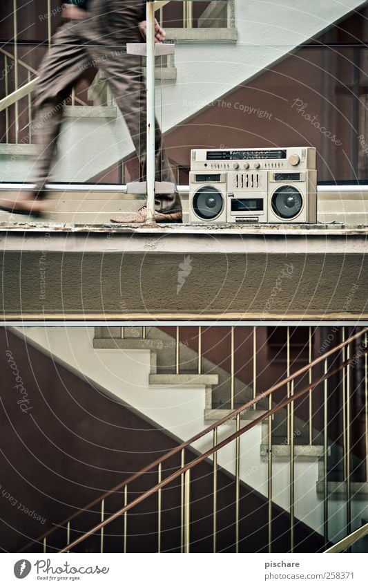 Tonleiter Lifestyle Stil Design Musik Mensch Beine Treppe Fassade Bewegung retro braun Ghettoblaster Treppenhaus Geländer Farbfoto Außenaufnahme