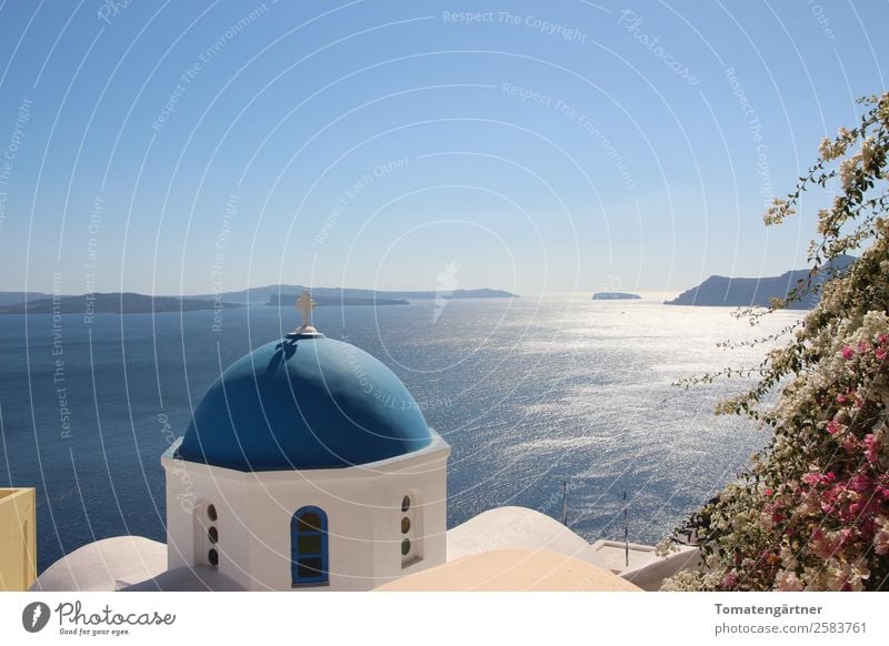 Blick in die Caldera Landschaft Wasser Himmel Schönes Wetter Meer Ägäis Insel Santorin Kirche Kuppeldach Stein Kreuz ästhetisch schön blau rosa weiß ruhig