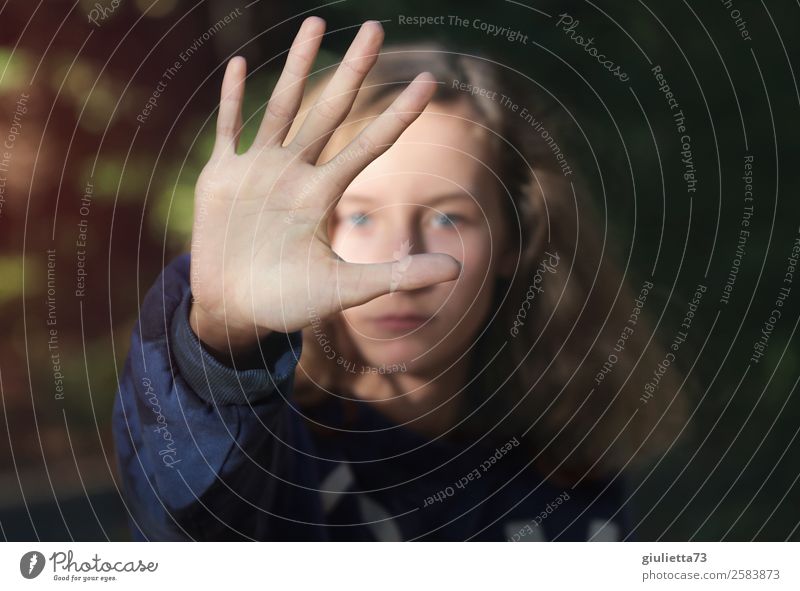 Keine Grenzüberschreitung | Teenager Mädchen zeigt Stop-Hand! | Nein - Stopp - Halt! feminin Junge Frau Jugendliche 1 Mensch 13-18 Jahre blond langhaarig Blick