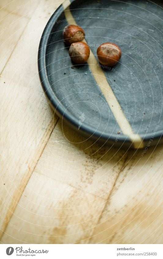 Drei Haselnüsse Lebensmittel Ernährung Bioprodukte Vegetarische Ernährung Diät Slowfood Fingerfood Teller gut wallroth Bodenbelag Parkett Haselnuss 3 füttern