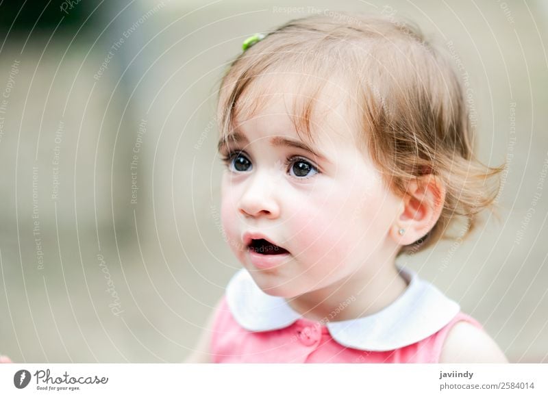 Kleines Mädchen spielt in einem Stadtpark Lifestyle Freude Glück schön Freizeit & Hobby Spielen Sommer Kind Mensch Baby Kleinkind Kindheit Kopf 1 1-3 Jahre Park