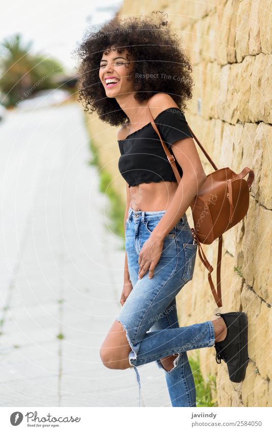 Fröhliche gemischte Frau mit Afrohaar, die im Freien lacht. Lifestyle Stil Freude Glück schön Haare & Frisuren Gesicht Mensch feminin Junge Frau Jugendliche