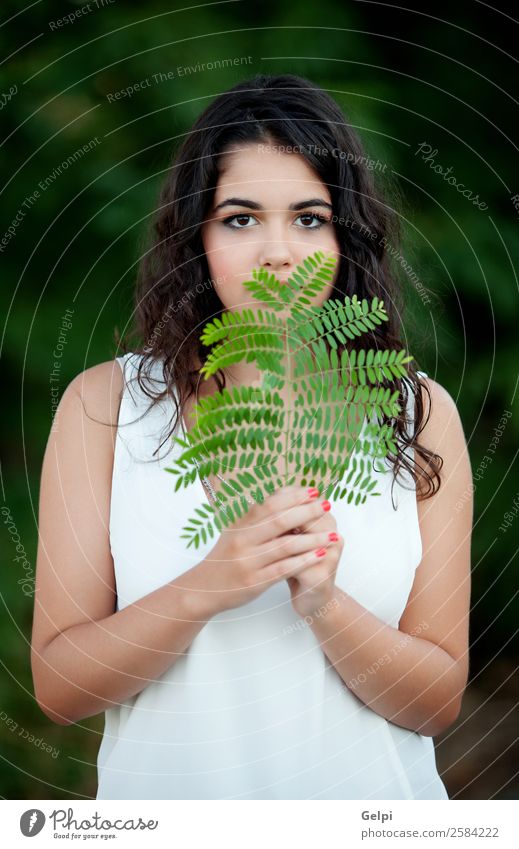 Schönes brünettes Mädchen Lifestyle Freude Glück schön Gesicht Freizeit & Hobby Sommer Mensch Frau Erwachsene Kindheit Jugendliche Natur Blatt Park Lächeln