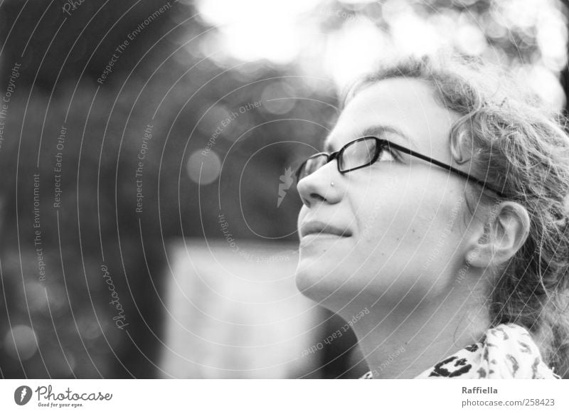 ein schöner tag. feminin Junge Frau Jugendliche Auge Ohr Nase Mund 1 Mensch 18-30 Jahre Erwachsene Halstuch Piercing Brille Locken beobachten Lächeln Blick