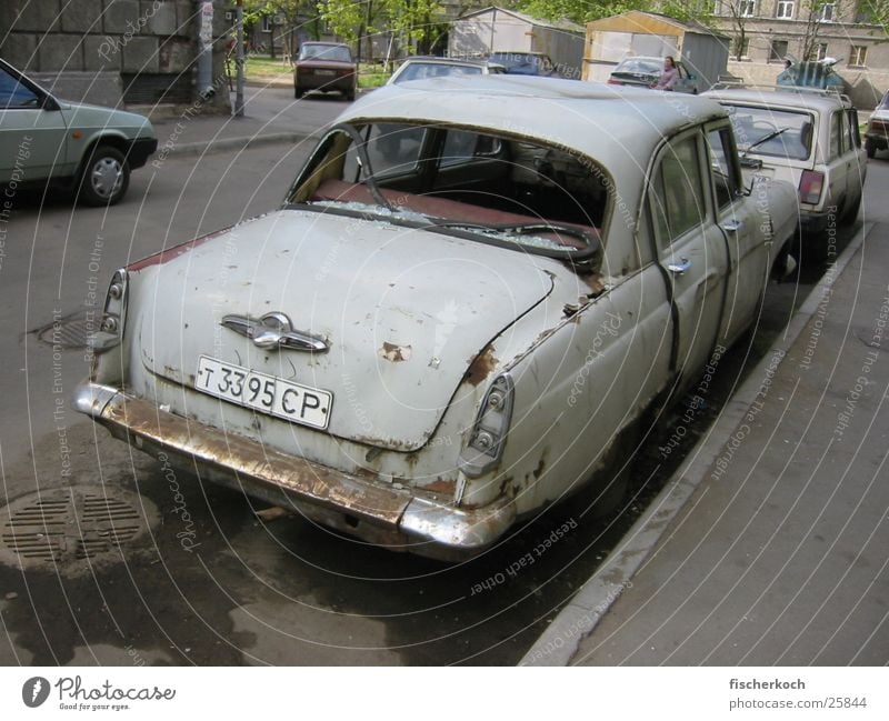 Wolga/St.Petersburg Newa Seitenstraße historisch PKW Granulat Vergangenheit Coolness