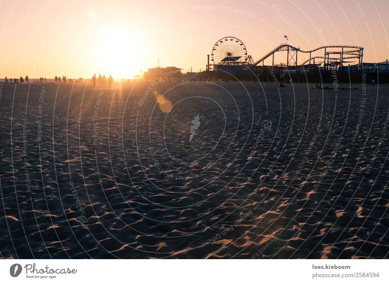 Silhouettes walking along Santa Monica beach during sunset Freude Freizeit & Hobby Ferien & Urlaub & Reisen Tourismus Abenteuer Ferne Freiheit Sightseeing