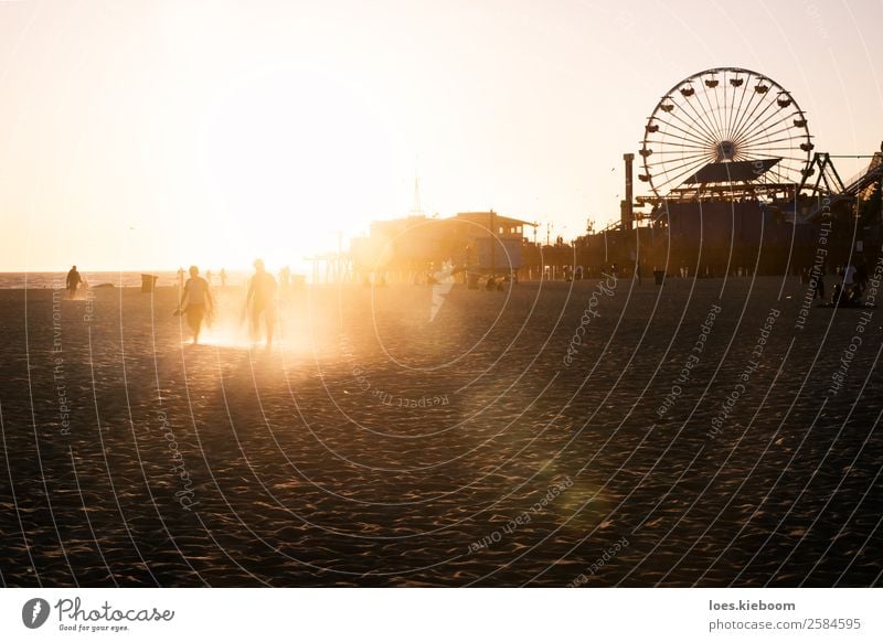 Silhouettes of people walking along Santa Monica pier Freude Ferien & Urlaub & Reisen Sommer Strand Mensch 2 Natur Landschaft Sand Sonne Frühling Meer Bauwerk