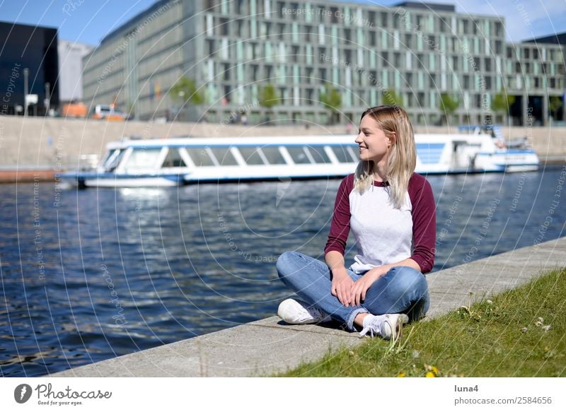 Frau sitzt am Fluß Lifestyle Freude Glück schön Zufriedenheit Erholung Freizeit & Hobby Tourismus Sommer Junge Frau Jugendliche Erwachsene Flussufer Stadt