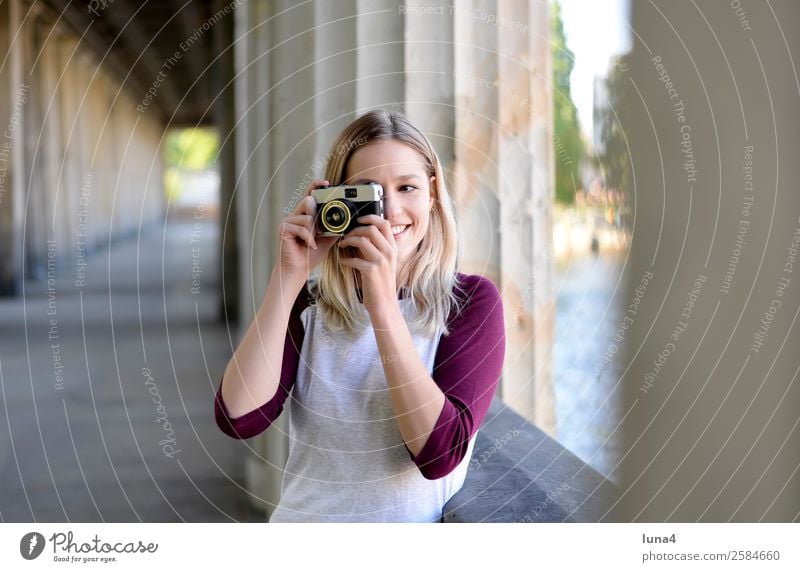 Frau mit alter Kamera Lifestyle Freude Glück schön Zufriedenheit Freizeit & Hobby Tourismus Sommer Fotokamera Junge Frau Jugendliche Erwachsene Wasser Fluss