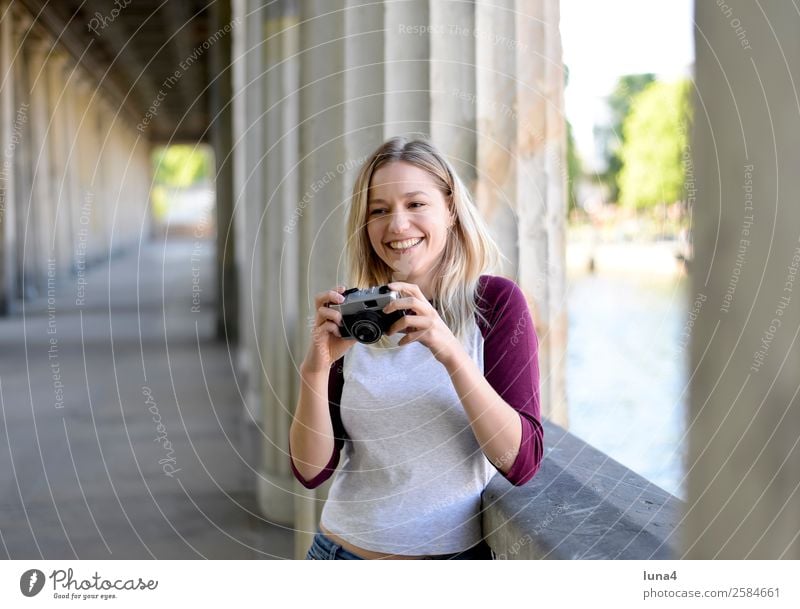 Frau mit alter Kamera Lifestyle Freude Glück schön Zufriedenheit Freizeit & Hobby Tourismus Sommer Fotokamera Junge Frau Jugendliche Erwachsene Wasser Fluss