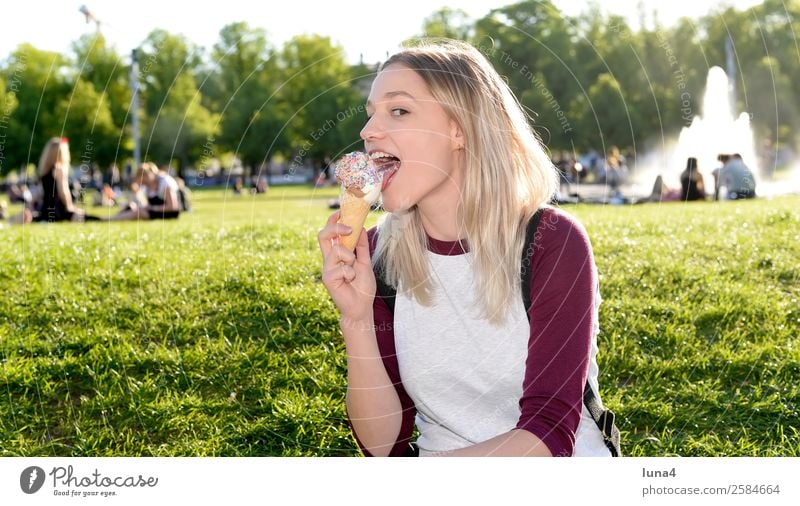 Frau mit Eis Speiseeis Lifestyle Freude Glück schön Zufriedenheit Erholung Freizeit & Hobby Tourismus Sommer Junge Frau Jugendliche Erwachsene Park Stadt