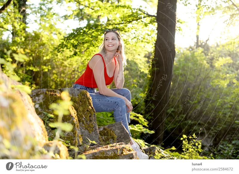 fröhliche junge Frau Lifestyle Freude Glück schön Zufriedenheit Erholung Freizeit & Hobby Tourismus Sommer Student Junge Frau Jugendliche Erwachsene Baum Park