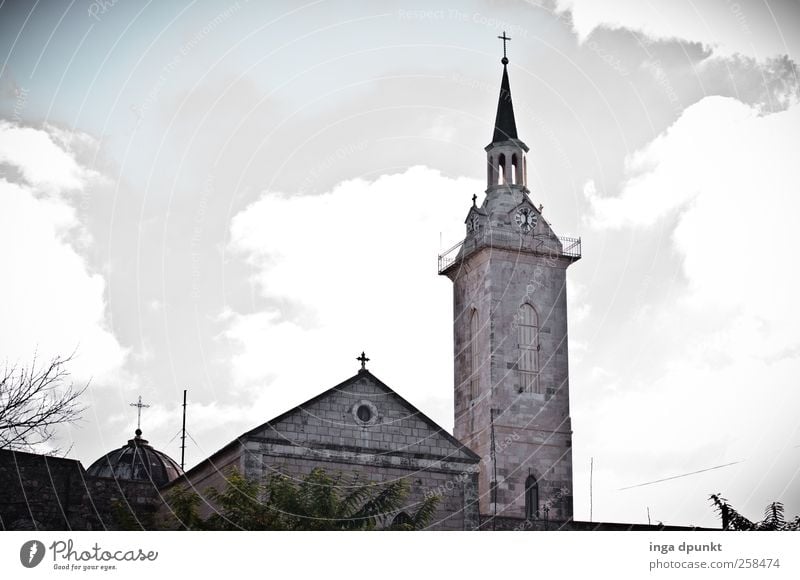 Kirche Himmel Wolken Klima Schönes Wetter Menschenleer Bauwerk Gebäude Kirchturm Christliches Kreuz Christentum Sehenswürdigkeit alt Erwartung Hoffnung