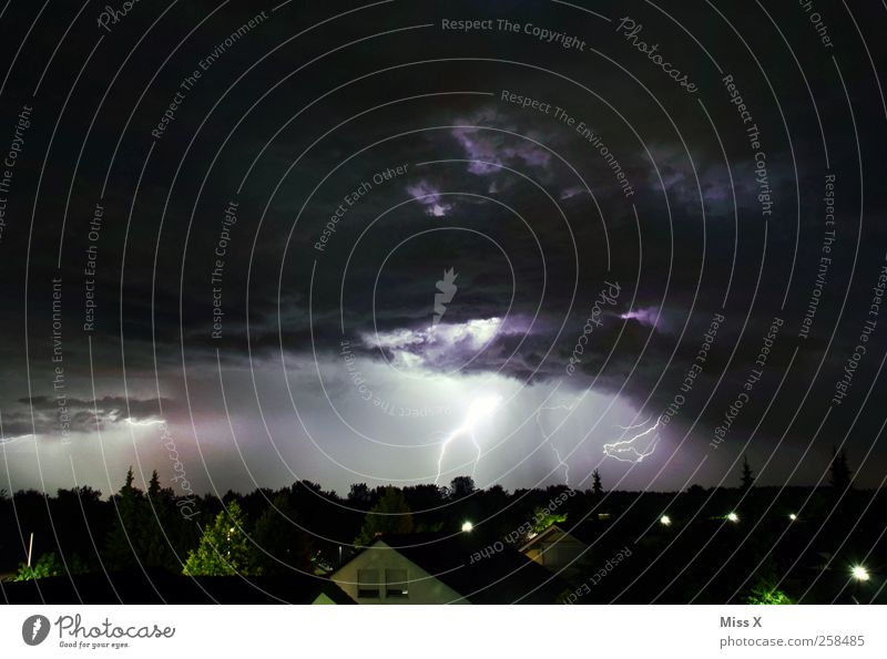 Blitz und Donner Natur Gewitterwolken Nachthimmel Wetter schlechtes Wetter Unwetter Blitze Stadt leuchten bedrohlich dunkel Angst Farbfoto Außenaufnahme