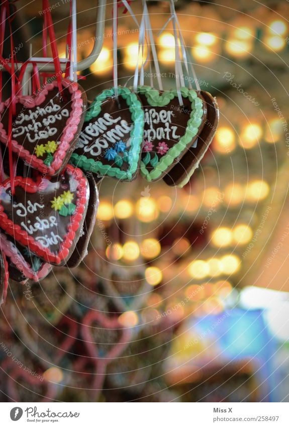 Ich dich auch Lebensmittel Süßwaren Ernährung Valentinstag Jahrmarkt Kitsch lecker süß Liebe Verliebtheit Lebkuchen Zuckerguß verziert Herz Lebkuchenherzen