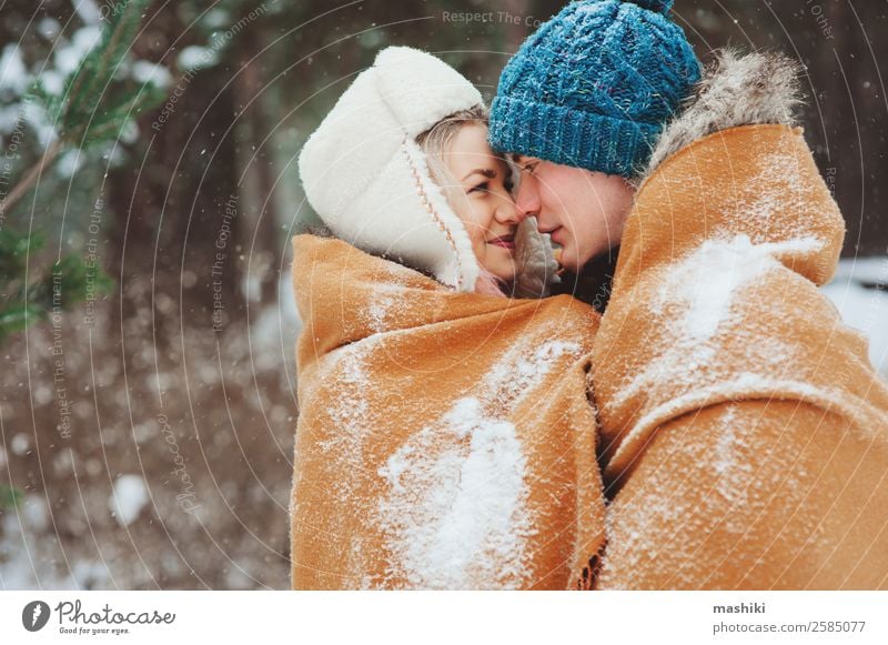 glückliches junges Liebespaar, das im verschneiten Winter spazieren geht. Freude Ferien & Urlaub & Reisen Abenteuer Freiheit Schnee Frau Erwachsene Mann Paar