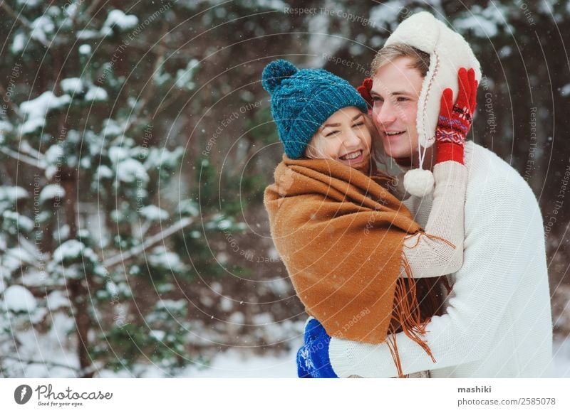 glückliches junges Liebespaar beim Wandern im verschneiten Winterwald Lifestyle Freude Ferien & Urlaub & Reisen Abenteuer Freiheit Schnee Winterurlaub Frau