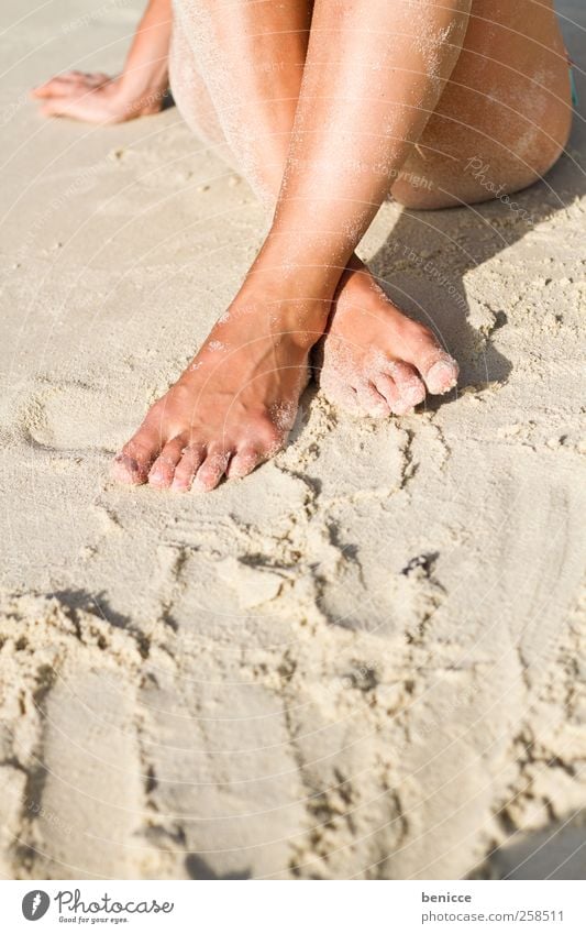 sandy Frau Mensch Jugendliche sitzen Strand Sand Sandstrand Beine Fuß Erholung Zufriedenheit Sonne Sonnenbad Ferien & Urlaub & Reisen schön Beautyfotografie