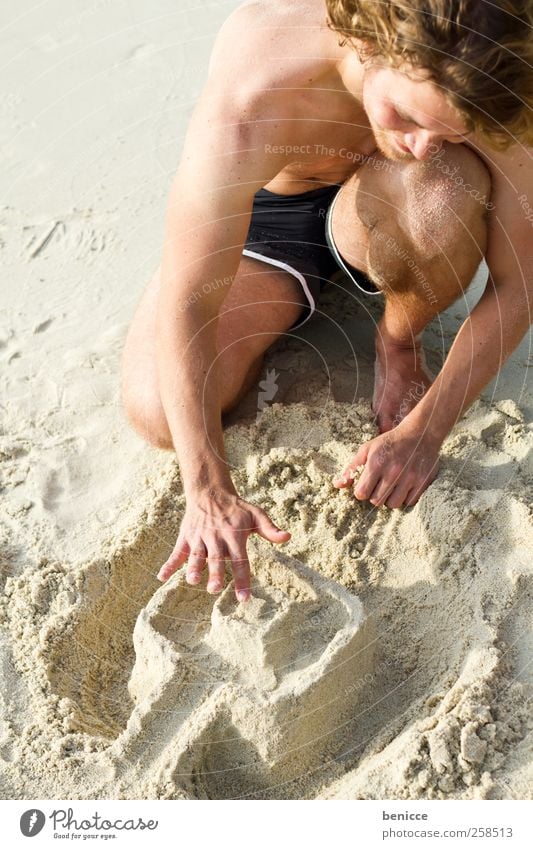 sommer-baustelle Mann Spielen bauen Sand Sandburg verschwenden Jugendliche Strand Ferien & Urlaub & Reisen holiday Europäer Freude lachen Sonne Sonnenbad