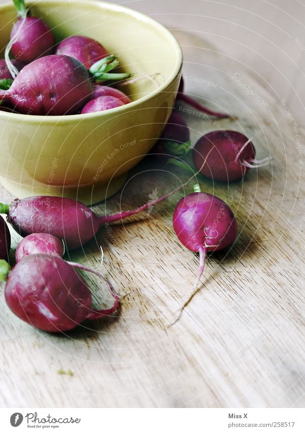 Radieschen Lebensmittel Gemüse Ernährung Schalen & Schüsseln lecker rund rot Gesunde Ernährung Holz Schneidebrett Rettich Wurzelgemüse Scharfer Geschmack