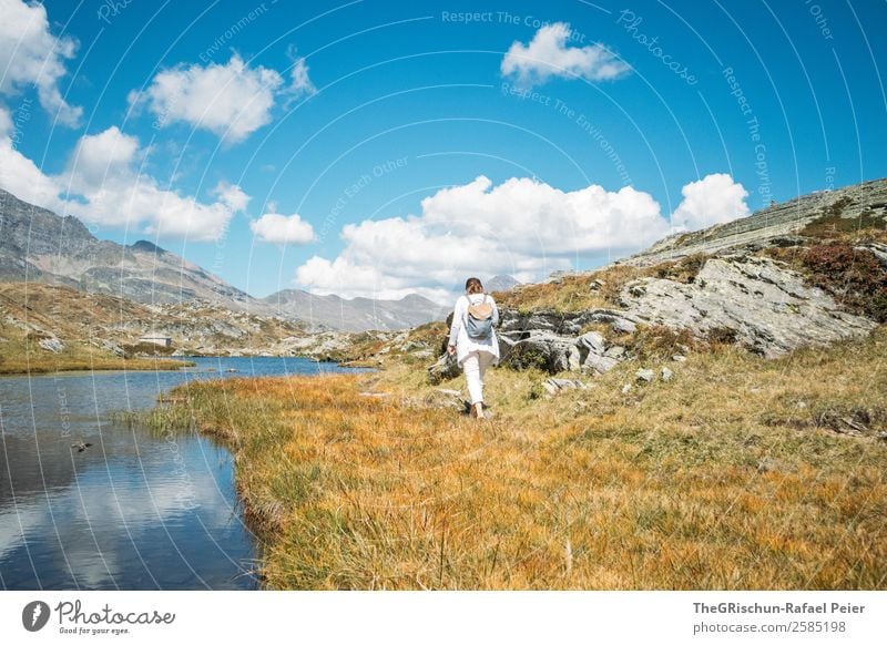 Spaziergang Natur Landschaft blau braun gelb gold weiß Pass See laufen Bewegung Herbst Frau Rucksack Wolken Felsen Berge u. Gebirge Gras Farbfoto Außenaufnahme