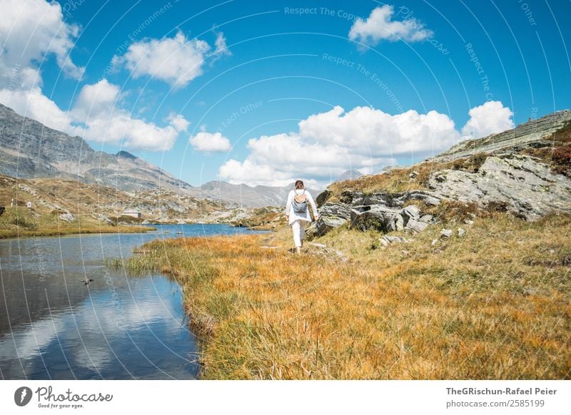 San Bernhardino Natur Landschaft blau braun gelb gold weiß Wolken laufen Spaziergang Berge u. Gebirge Reflexion & Spiegelung See Frau Rucksack Stein Gras Herbst