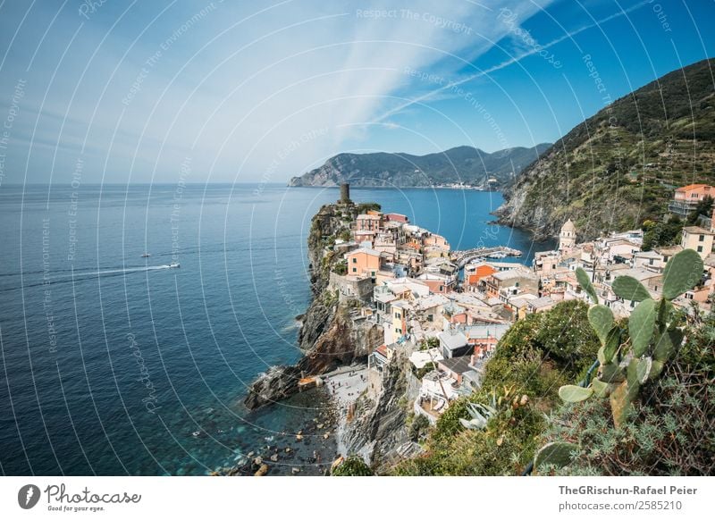 Vernazza Landschaft blau mehrfarbig grün Italien Cinque Terre Haus Klippe Tourismus entdecken Strand Meer Küste Hügel Aussicht Wolken Farbfoto Außenaufnahme