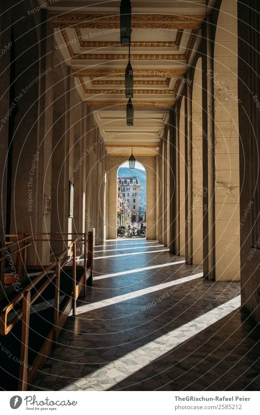 La Spezia Kleinstadt Stadt braun schwarz Säule Architektur la spezia Cinque Terre Italien Perspektive Licht Schatten Strukturen & Formen Gang alt Haus Farbfoto