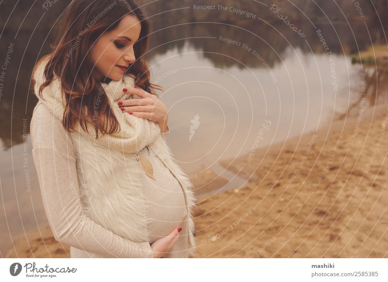 glückliche schwangere Frau, die im Herbst im Freien spazieren geht. Lifestyle schön Ferien & Urlaub & Reisen Kind feminin Baby Erwachsene Eltern Natur Baum Wald