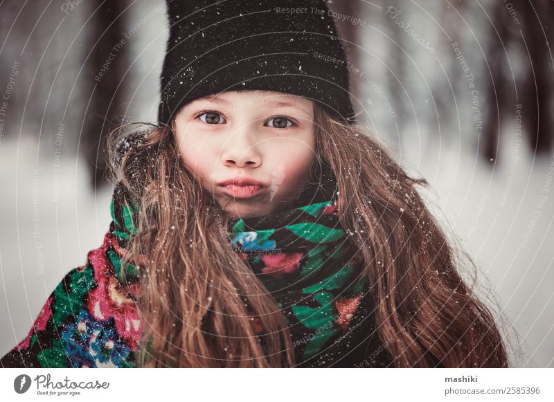 Winterportrait eines lustigen Kindes Mädchens beim Gehen schön Ferien & Urlaub & Reisen Mensch Kindheit Natur Wetter schlechtes Wetter Schnee Schneefall Mode