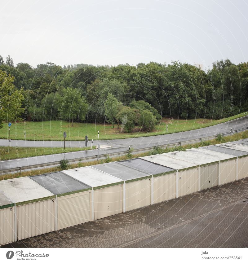 garagen parade Natur Himmel Pflanze Baum Gras Sträucher Grünpflanze Wiese Platz Bauwerk Gebäude Architektur Garage Straße Parkplatz trist Stadt Farbfoto