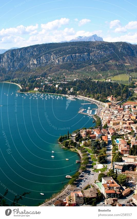 Garda Ferien & Urlaub & Reisen Ausflug Sommer Natur Landschaft Wasser Schönes Wetter Felsen Berge u. Gebirge Küste Seeufer Bucht Gardasee Italien Kleinstadt