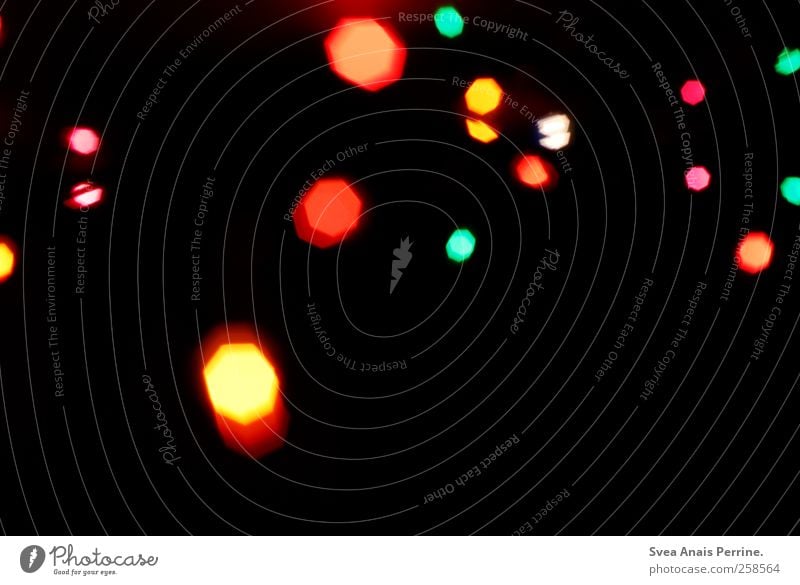 tanzt. Lichtspiel Lichtpunkt Lichterscheinung mehrfarbig Farbfoto Innenaufnahme Menschenleer Kunstlicht Kontrast Unschärfe Schwache Tiefenschärfe