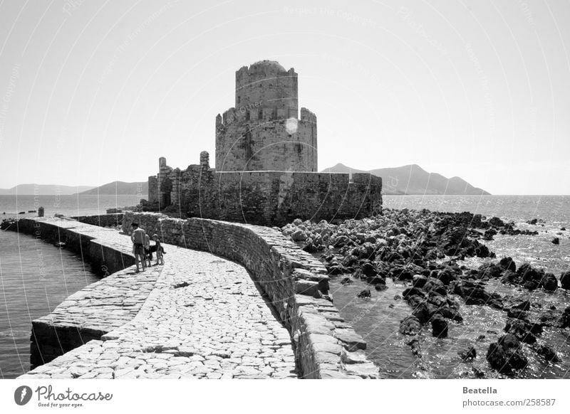 Methoni Castle Ferne Sightseeing Meer Landschaft Wasser Küste Ruine Bauwerk Gebäude Mauer Wand Sehenswürdigkeit Stein alt historisch Schwarzweißfoto