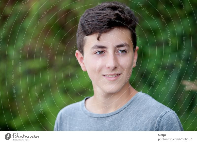 Gutaussehender braunhaariger Teenager. Lifestyle Stil Glück Gesicht Sommer Mensch Junge Mann Erwachsene Jugendliche Kultur Natur Park Mode Lächeln Coolness