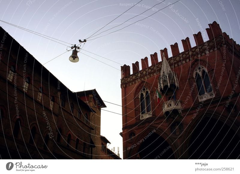 der bologna-prozess. Bologna alt Italien Italienisch Gebäude Haus Mittelalter Gotik Zinnen Altstadt Erker Stadtzentrum Reichtum Fenster Torbogen Bogen Fassade