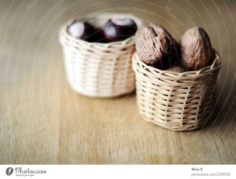 Körbchen Lebensmittel Ernährung Schalen & Schüsseln lecker braun Walnuss Nuss Korb Kastanie Baumfrucht Holz Holzbrett Farbfoto Gedeckte Farben Nahaufnahme