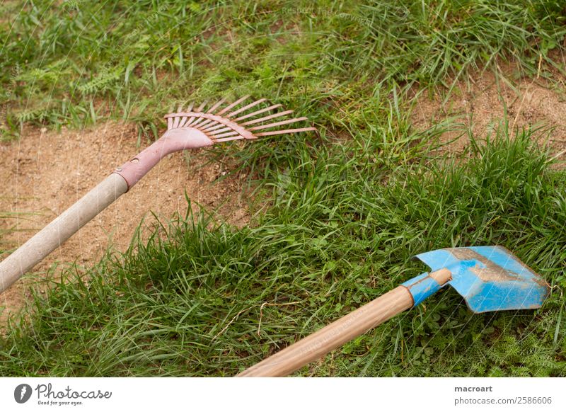 Harke und Schippe spielplatz nahaufnahme rasen gras liegend herbstlaub landschaftspflege botaniker kinderspielzeug