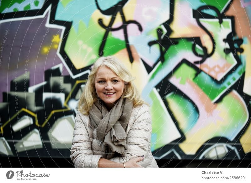 Ein Kessel Buntes hinten, schöne Frau vorne Mensch feminin Erwachsene Weiblicher Senior 1 45-60 Jahre Mauer Wand Schal blond langhaarig Beton Zeichen