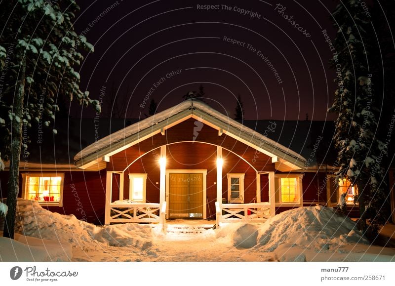 Romantisches Finnisches Winterferienhaus Umwelt Natur Eis Frost Schnee Wald Haus Traumhaus Treppe Terrasse Fenster Tür Dach Ferien & Urlaub & Reisen kalt gelb