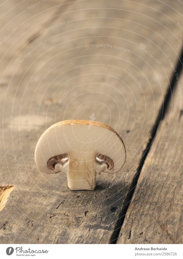 Der Champignon Gemüse Bioprodukte Vegetarische Ernährung Diät Fasten Tisch Natur Holz braun piece one table kitchen rustic mushrooms sliced white