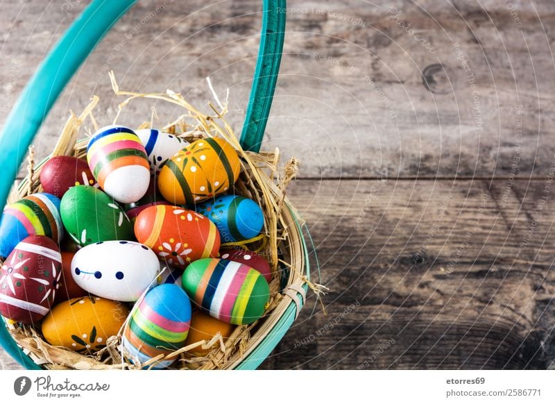 Ostereier im Korb und Tulpen auf Holzuntergrund Ostern Ei Farbe Ferien & Urlaub & Reisen Feste & Feiern Feiertag Hintergrundbild Gast Dekoration & Verzierung