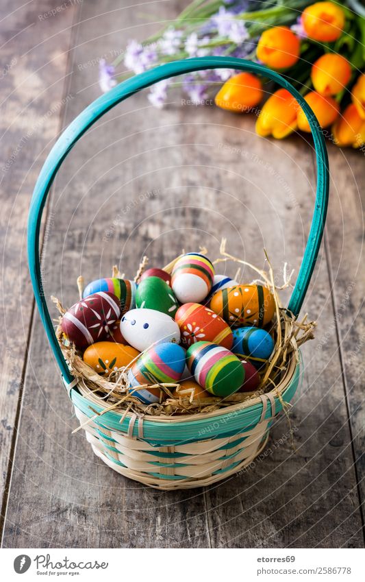 Ostereier im Korb und Tulpen auf Holz Ostern Ei Farbe Ferien & Urlaub & Reisen Feste & Feiern Feiertag Hintergrundbild Gast Dekoration & Verzierung festlich