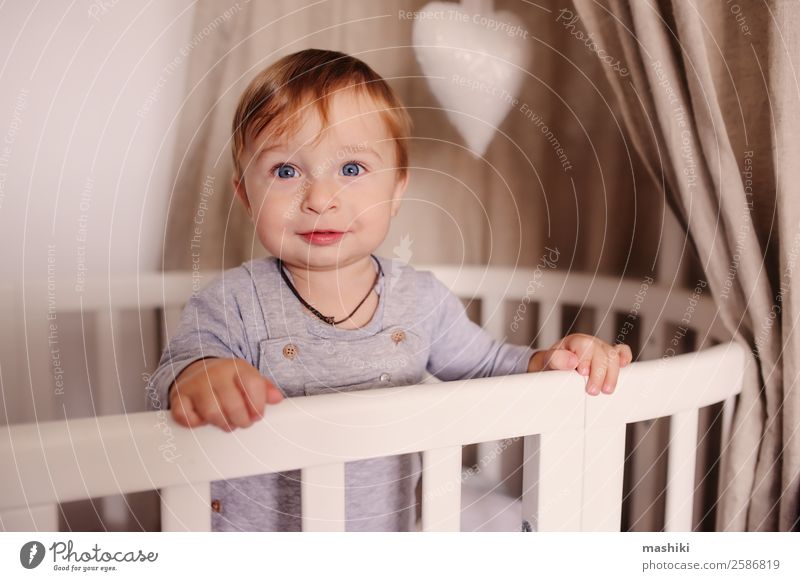 süßer glücklicher kleiner Junge wach in seinem Bett am Morgen Lifestyle Glück Leben Spielen Schlafzimmer Kind Baby Kindheit Spielzeug Lächeln lachen schlafen