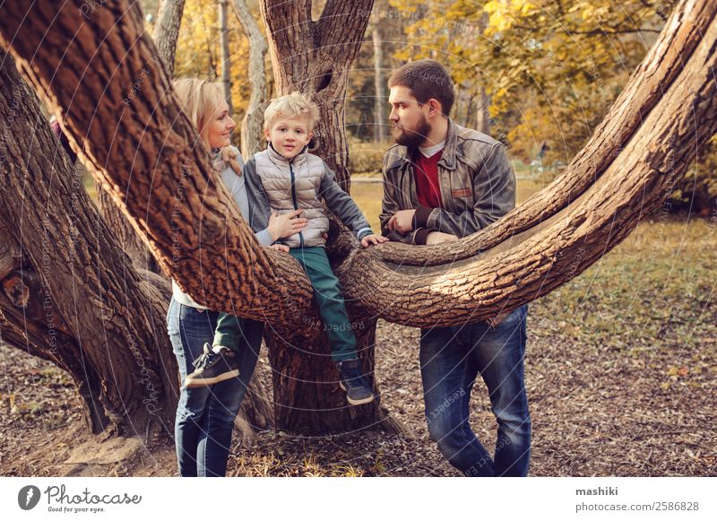 glückliche Familie, die Zeit miteinander im Freien verbringt. Lifestyle Glück Spielen Ferien & Urlaub & Reisen Camping Sommer Junge Eltern Erwachsene Mutter