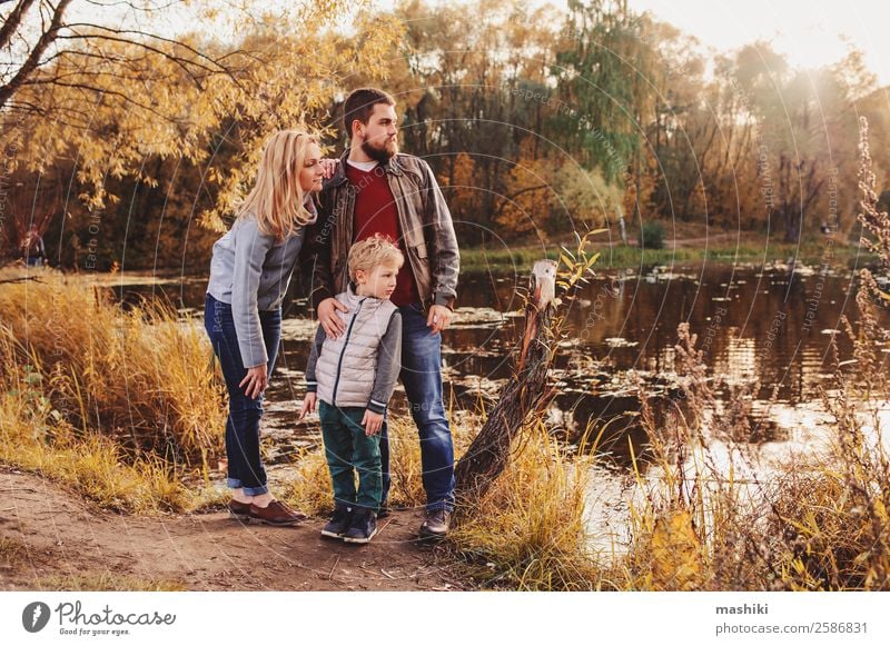 glückliche Familie, die Zeit miteinander im Freien verbringt. Lifestyle Glück Spielen Ferien & Urlaub & Reisen Camping Sommer Junge Eltern Erwachsene Mutter