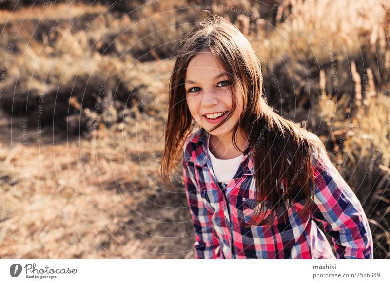 bezauberndes Kind Mädchen auf sonnigem Sommerfeld Freude schön Erholung Spielen Ferien & Urlaub & Reisen Frau Erwachsene Kindheit Natur Herbst Blatt Wald Hemd