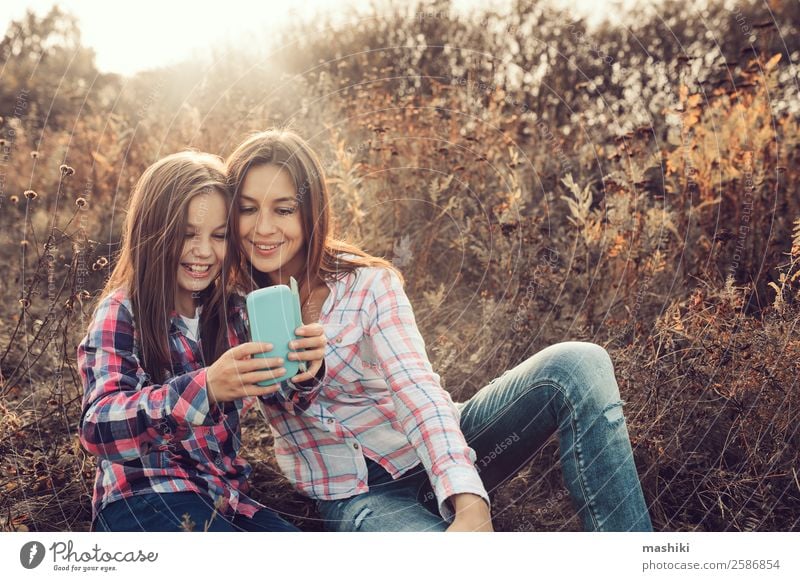 glückliche Mutter und Tochter, die im Sommer Selfie Outdoor machen. Lifestyle Freude Ferien & Urlaub & Reisen Telefon Eltern Erwachsene Familie & Verwandtschaft