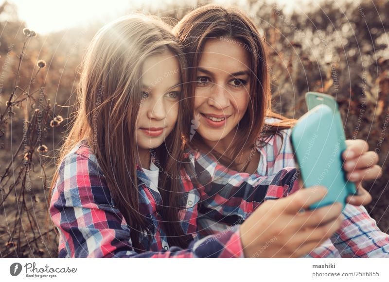 glückliche Mutter und Tochter, die Selbstgefälligkeit im Freien herstellen. Lifestyle Freude Glück Ferien & Urlaub & Reisen Sommer Telefon Eltern Erwachsene